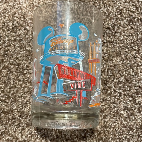 Disney World 25th Anniversary McDonalds cups - Picture 5 of 8